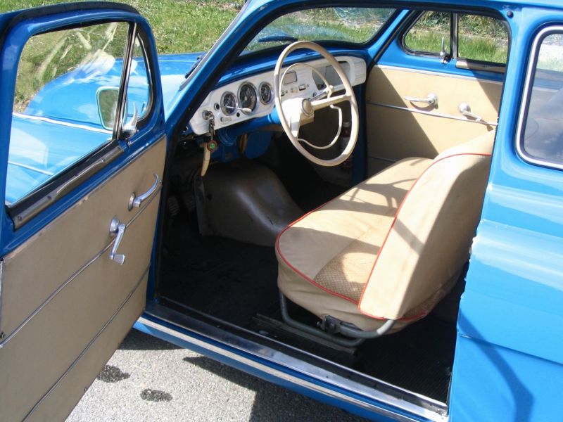 Škoda Octavia modrá vnitřek