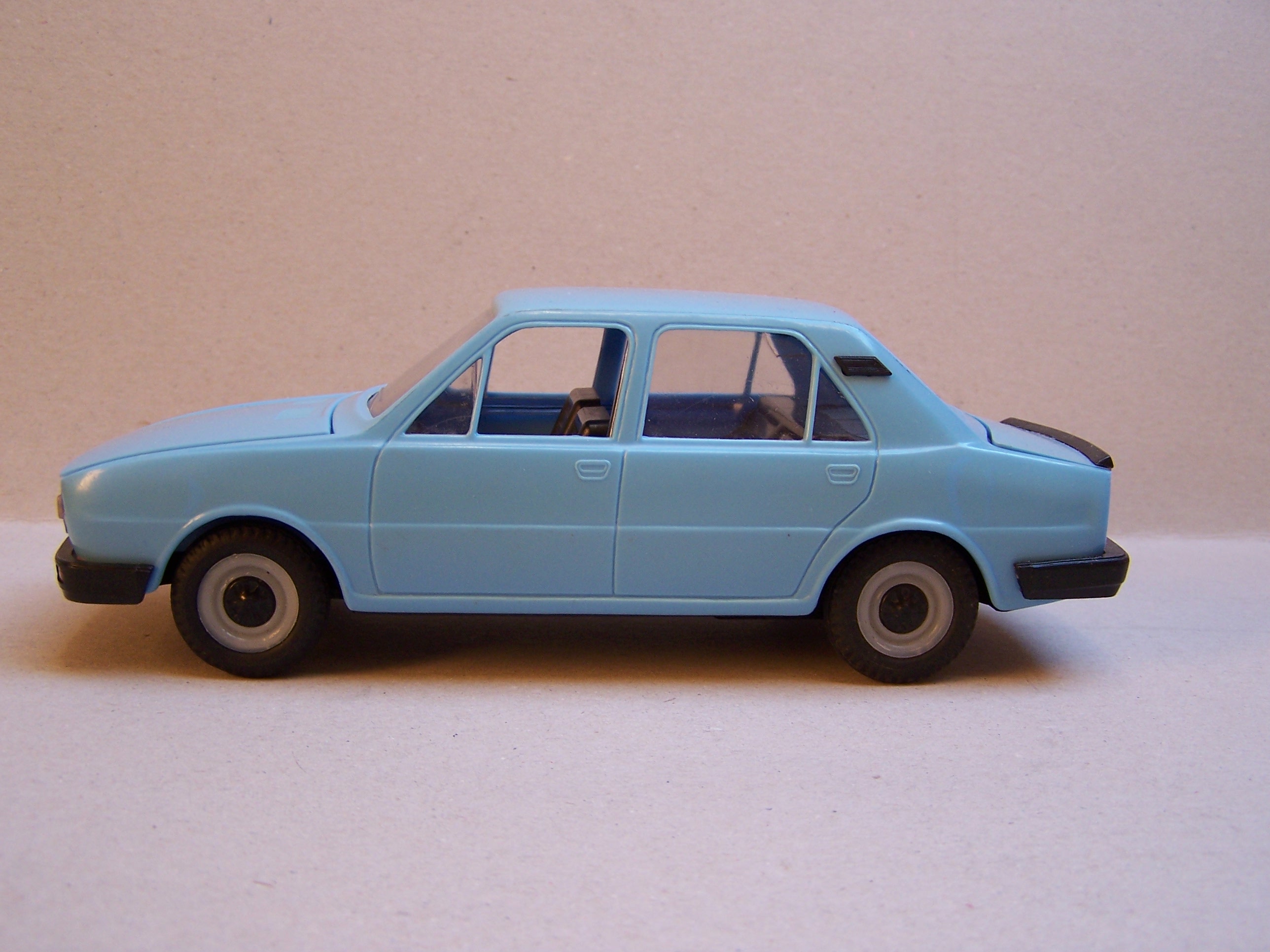 Škoda 120L modrá Kaden z boku