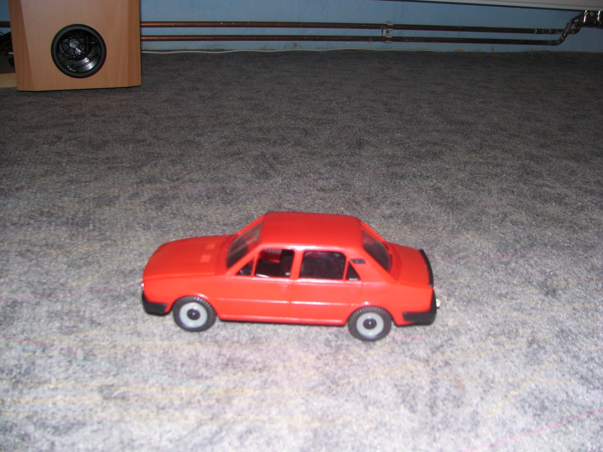 Škoda 120L červená Kaden z boku