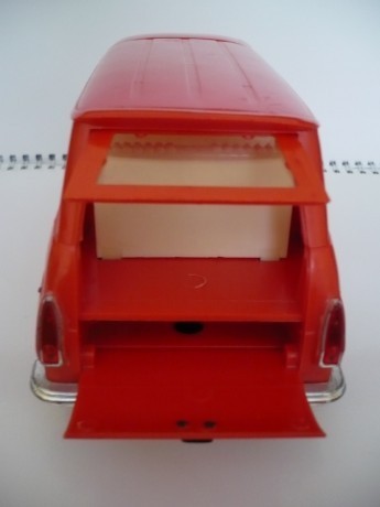 Škoda 1203 mikrobus červená chromka ze zadu