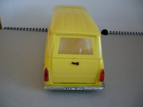 Škoda 1203 mikrobus žlutý chromka ze zadu