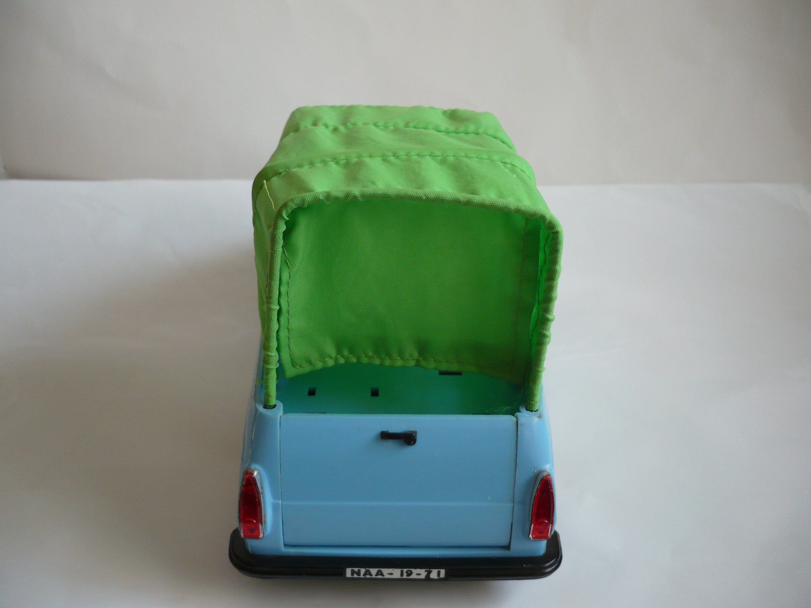 Škoda 1203 valník modrý s plachtou zelenou ze zadu.JPG