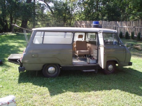 Škoda 1203 sanitka vojenská z boku