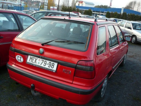 Škoda Felicia combi červená zezadu