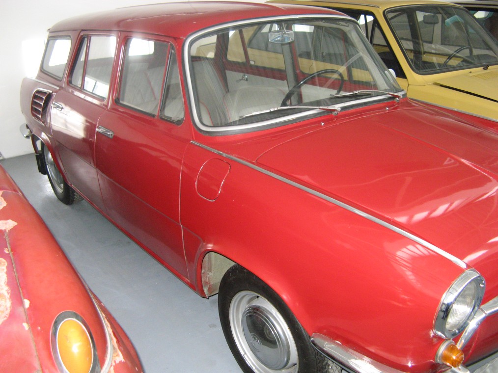 Škoda 990 Combi z pravého boku
