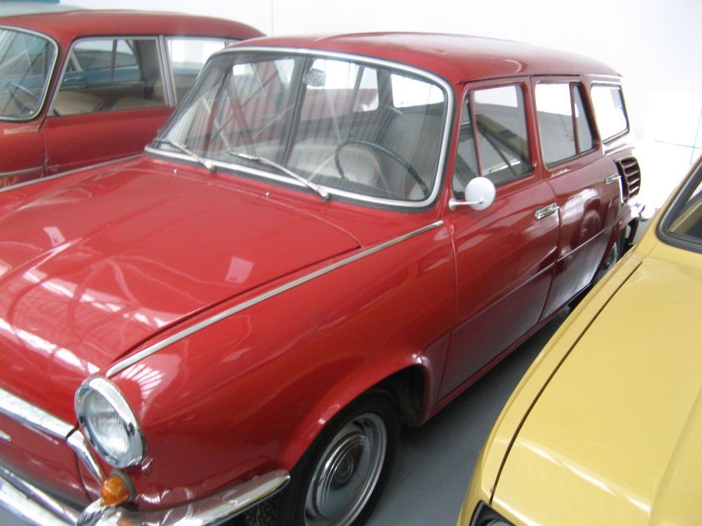 Škoda 990 Combi z levého boku