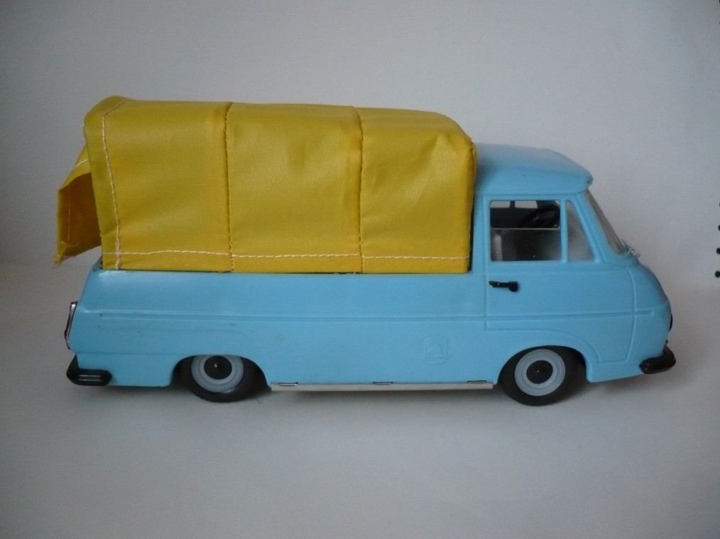 Škoda 1203 valník modrý s plachtou žlutou z boku 2