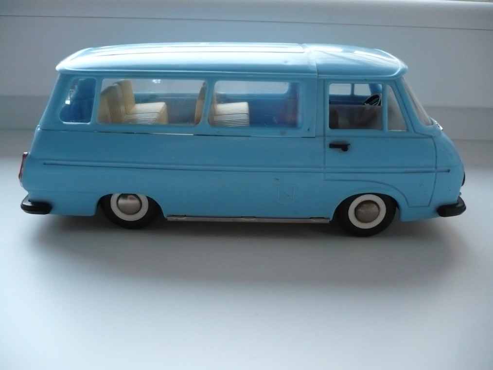 Škoda 1203 mikrobus modrý z boku