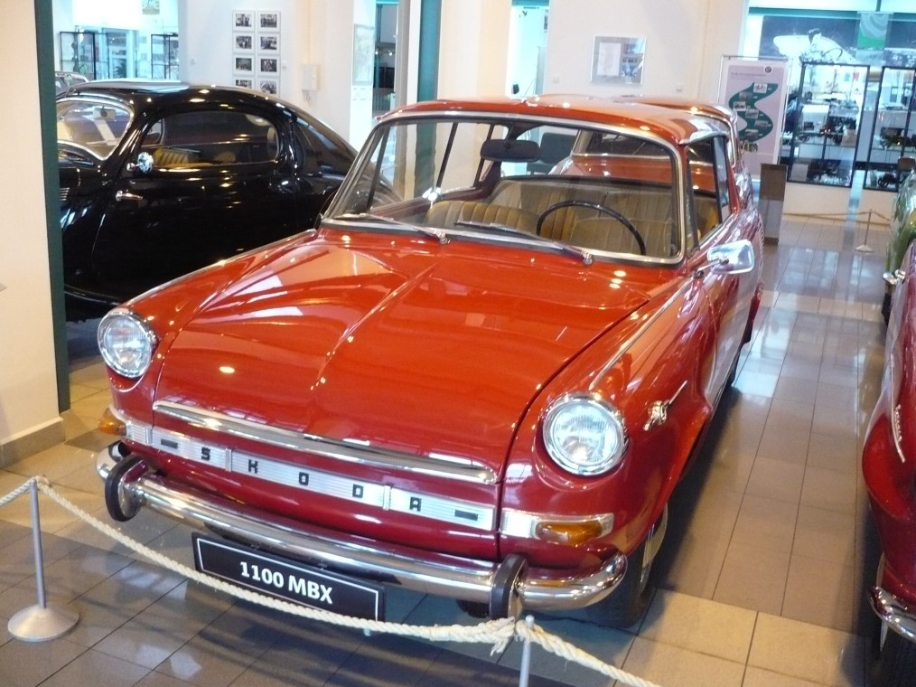 Škoda 1000 MBX červená předek