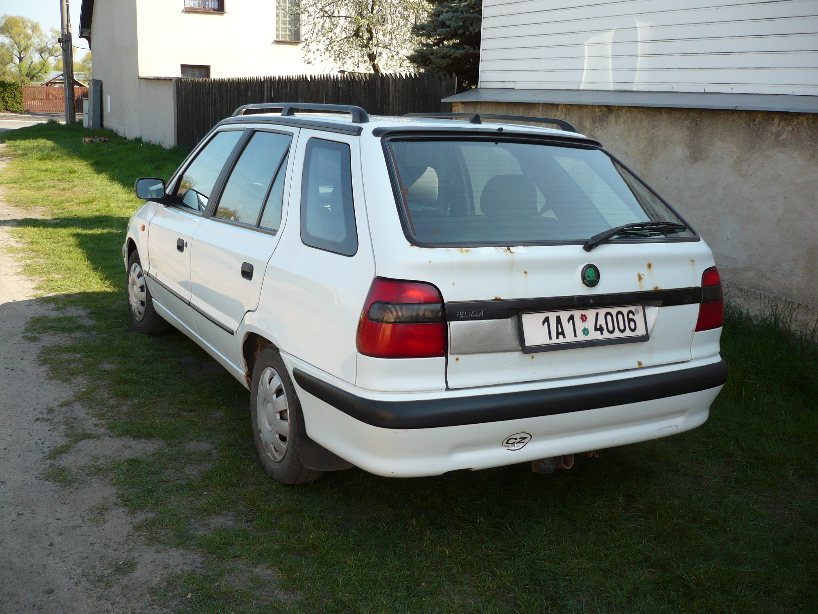Škoda Felicia combi bílá zezadu