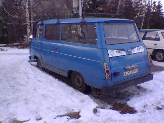 Škoda 1203 modrý mikrobus zezadu