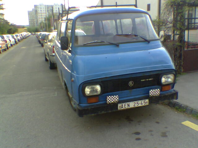 Škoda 1203 modrý mikrobus zepředu