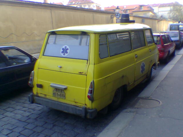 Škoda 1203 sanita žlutá zezadu