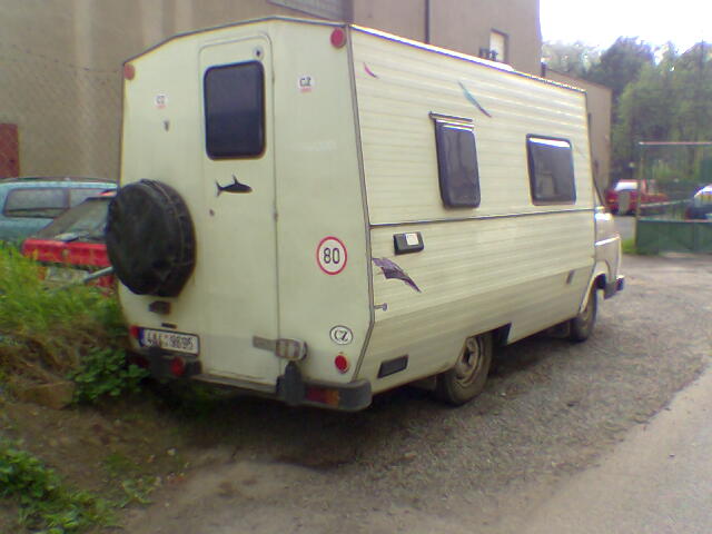 Škoda 1203 karavan bílý zezadu