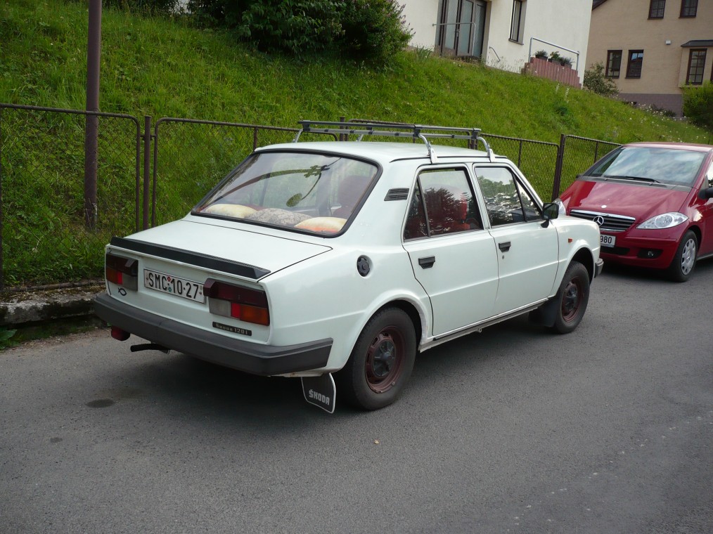 Škoda 120L bílá, zezadu