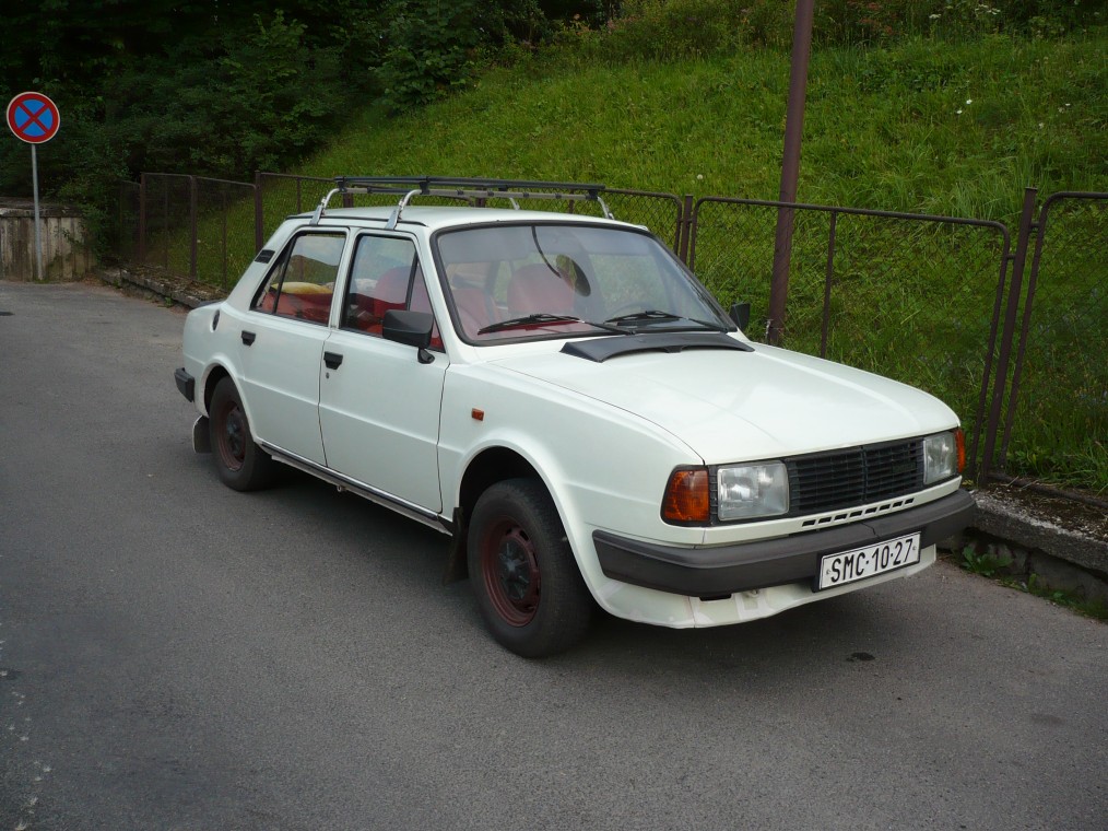 Škoda 120L bílá, předek