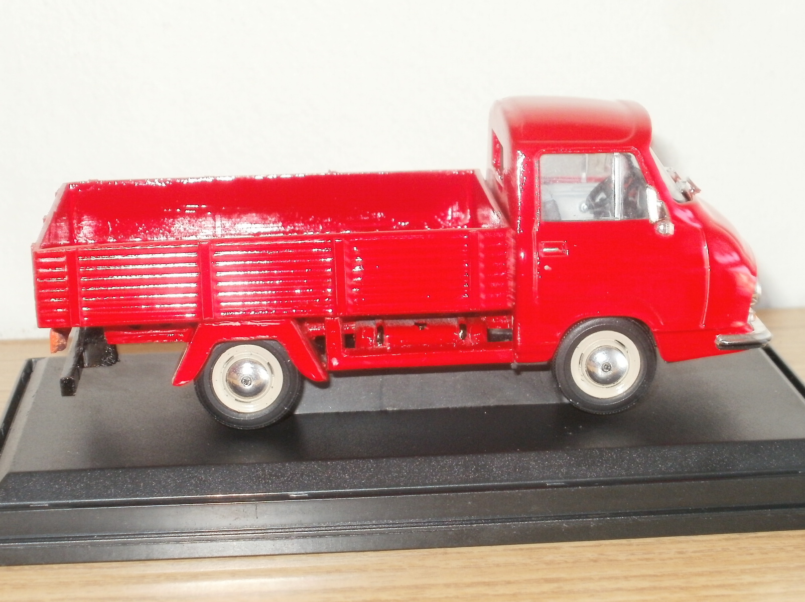 Škoda 1203 Abrex červený valník z boku