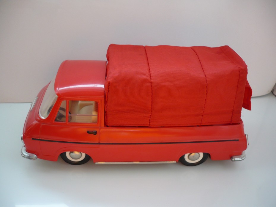 Škoda 1203 valník červený s plachtou z boku 2