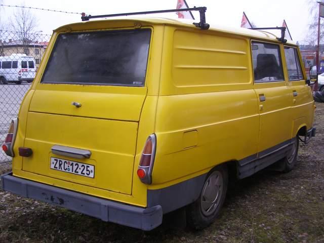 Škoda 1203 dodávka žlutá zezadu