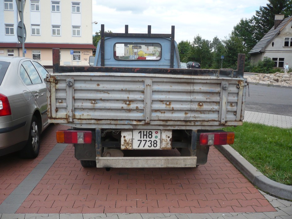 Škoda 1203 modrý valník zezadu