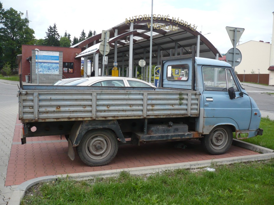 Škoda 1203 modrý valník z boku